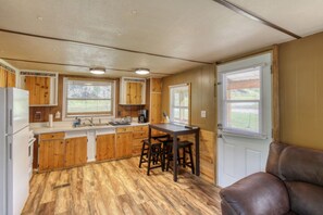 Fridge, microwave, oven, stovetop - Cozy Adventurer's Cabin in Deadwood Canyon (Deadwood)
