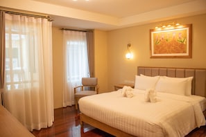 Deluxe Double Room | Minibar, in-room safe, individually decorated, desk - Siri Ratchadamnoen Bangkok Hotel (Bangkok)