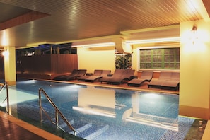 Outdoor pool - Siri Ratchadamnoen Bangkok Hotel (Bangkok)