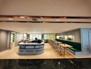 Café da manhã com buffet grátis todos os dias