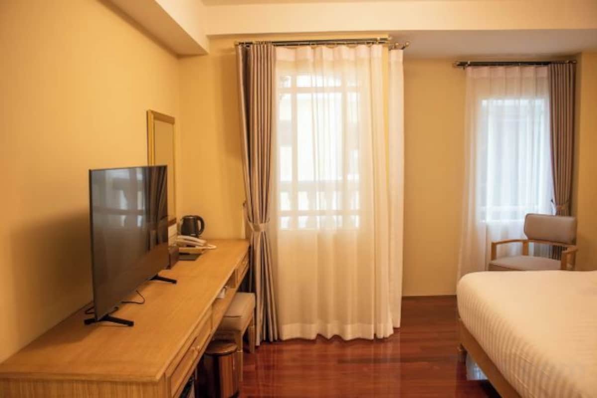Minibar, in-room safe, desk, laptop workspace