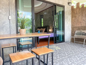 Trippelrum | Minibar, värdeförvaringsskåp på rummet och skrivbord