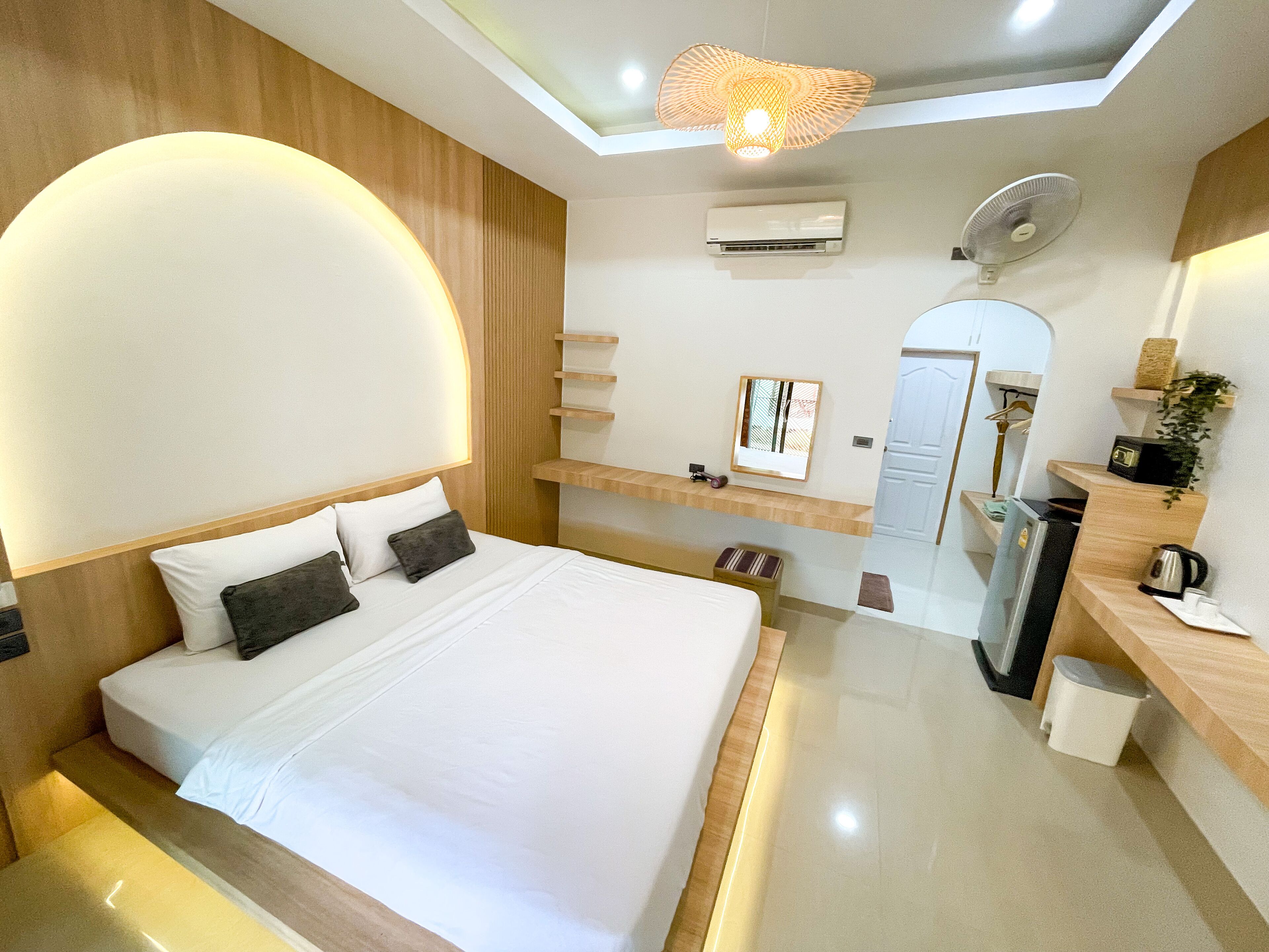 Superior Double Room | Minibar, in-room safe, desk, laptop workspace