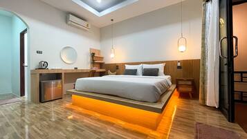 Villa | Minibar, in-room safe, desk, laptop workspace