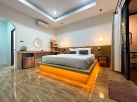 Villa | Minibar, in-room safe, desk, laptop workspace