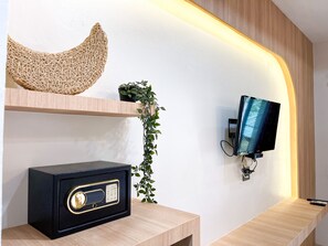 Habitación doble superior | Minibar, caja de seguridad en la habitación y escritorio