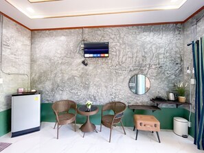 Deluxe dubbelrum | Minibar, värdeförvaringsskåp på rummet och skrivbord