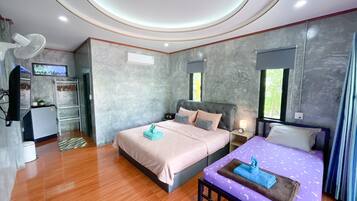 Driepersoonskamer | 1 slaapkamer, een minibar, een kluis op de kamer, een bureau