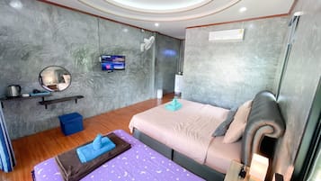 Driepersoonskamer | 1 slaapkamer, een minibar, een kluis op de kamer, een bureau