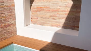 Villa | Minibar, in-room safe, desk, laptop workspace