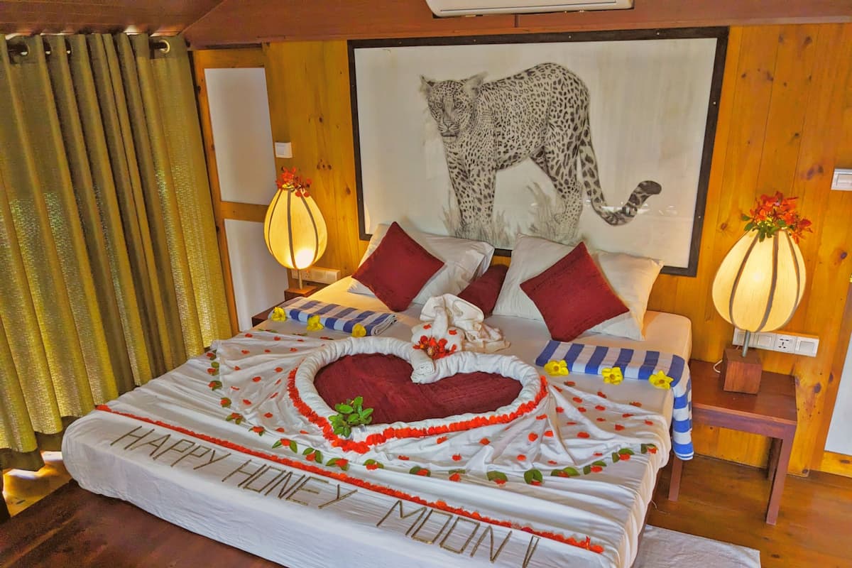 1 bedroom, individually decorated, individually furnished, desk