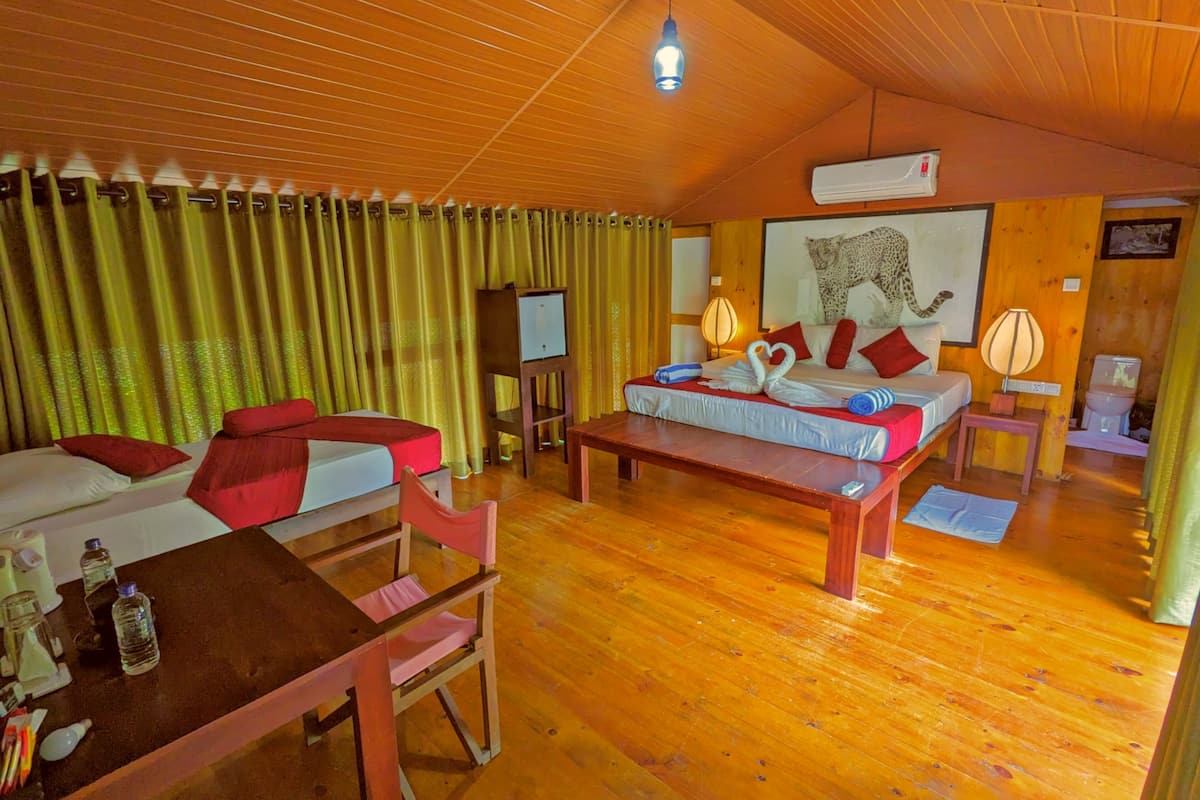 1 bedroom, individually decorated, individually furnished, desk