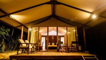 1 bedroom, individually decorated, individually furnished, desk