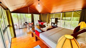 1 bedroom, individually decorated, individually furnished, desk