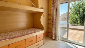 2 bedrooms, iron/ironing board, free WiFi, bed sheets