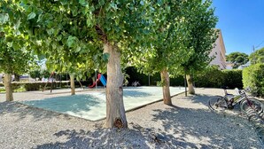 A park with trees, a playground, and bicycles. - ESPLENDID 11 (Estartit)