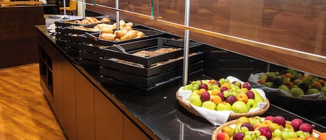 Tägliches Frühstücksbuffet (9.50 EUR pro Person)