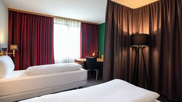 Caixa forta a l'habitació i escriptori