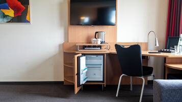 Zimmersafe, Schreibtisch, laptopgeeigneter Arbeitsplatz