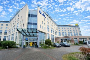 A modern hotel with a glass facade, labeled "Best Western," featuring a prominent entrance and a parking area. - Best Western Conference Airporthotel Frankfurt Mörfelden (Moerfelden-Walldorf)
