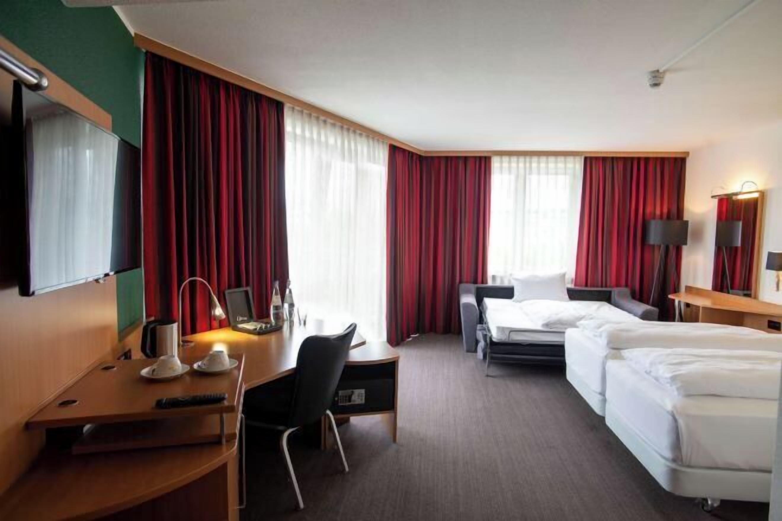 Zimmersafe, Schreibtisch, laptopgeeigneter Arbeitsplatz