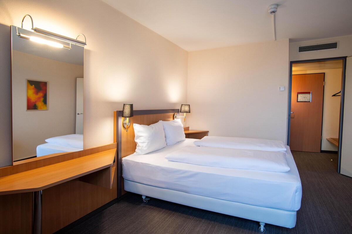 Business Room, 1 Queen Bed (Converts to 2 Twin Beds) | In-room safe, desk, laptop workspace, soundproofing