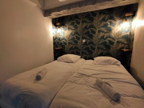 3 chambres, bureau, fer et planche à repasser, lit parapluie