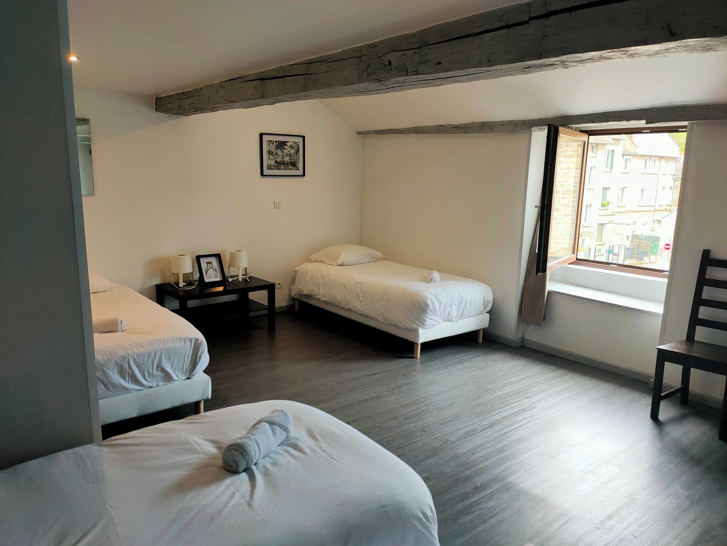 3 chambres, bureau, fer et planche à repasser, lit de bébé portatif
