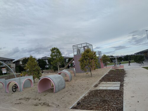 Comfy house facing Sports field