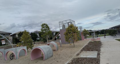 Comfy house facing Sports field