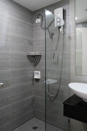 Dusche, Haartrockner, Bidet, Handtücher