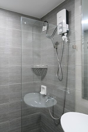 Dusche, Haartrockner, Bidet, Handtücher