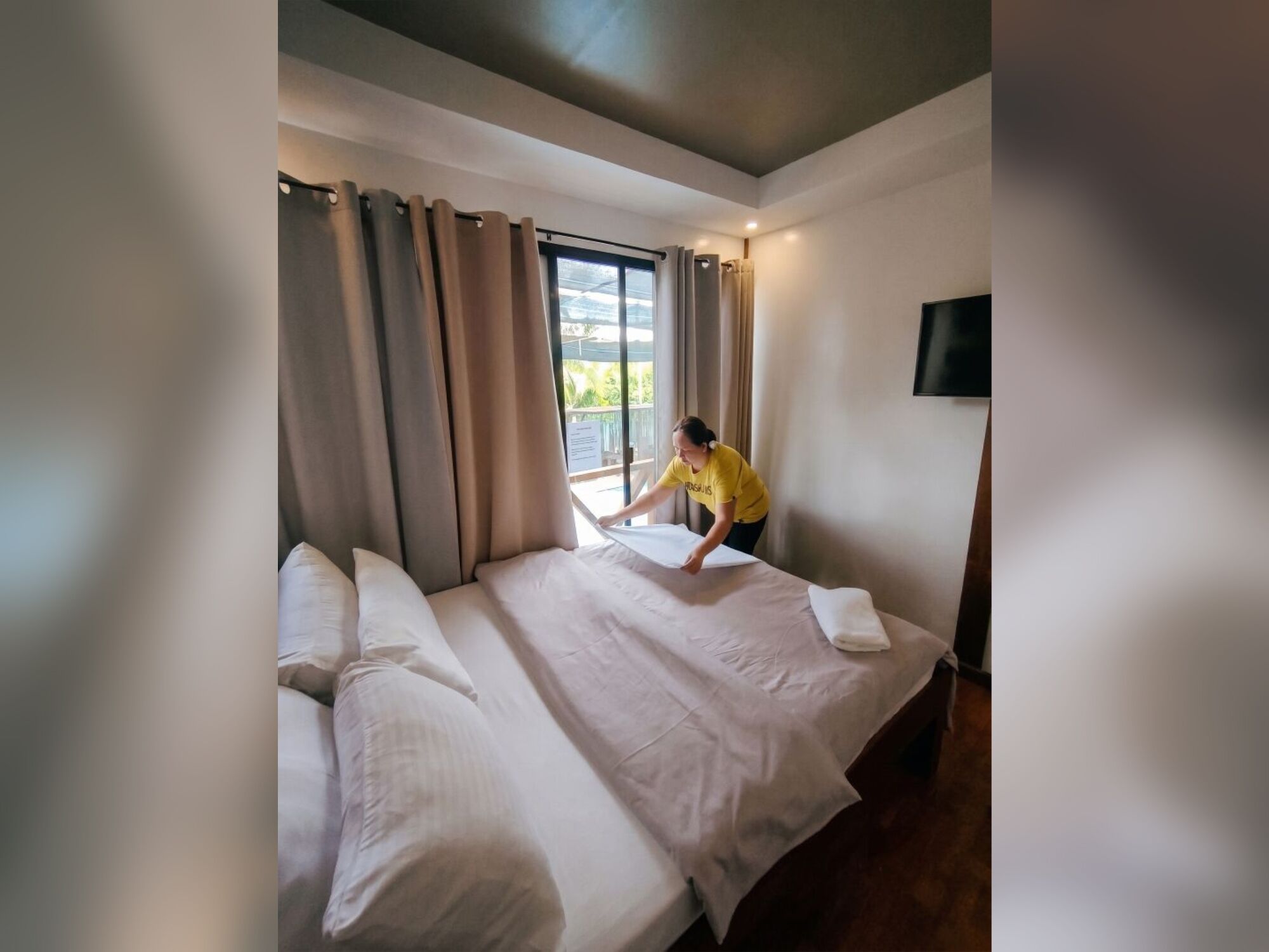 1 bedroom, premium bedding, laptop workspace, cribs (free)