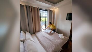 1 bedroom, premium bedding, laptop workspace, cribs (free)