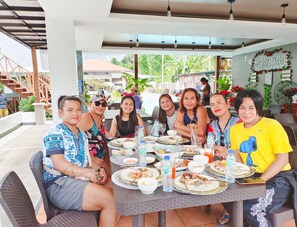 Aamiainen ja lounas; kansainvälinen keittiö, näkymät rannalle