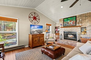 Smart TV, caminetto, libri