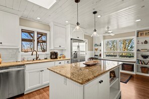 Fridge, microwave, oven, stovetop - Views, Fire Pit, Hot tub, A/C, Decks, (Beech Mountain)