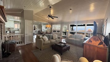 TV connectée, cheminée, livres