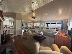 Smart TV, chimenea, libros