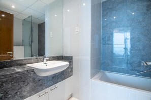 Sèche-cheveux, serviettes fournies, papier toilette
