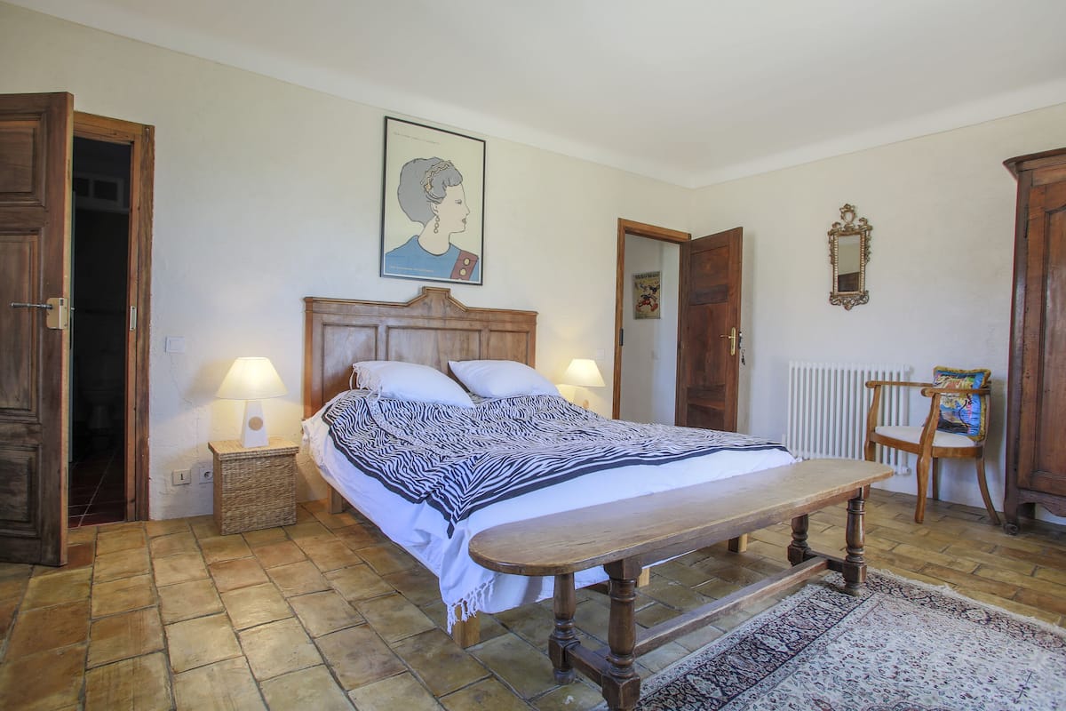 Deluxe Room, 1 Bedroom | 1 bedroom, desk, iron/ironing board, free WiFi