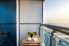 Outdoor dining - Modern 3 BR Apartment in Princess Tower, Marina (Dubai)