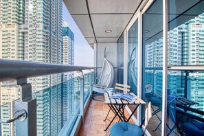 Outdoor dining - Modern 3 BR Apartment in Princess Tower, Marina (Dubai)