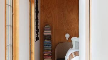 2 dormitorios, escritorio, tabla de planchar con plancha y cuna de viaje