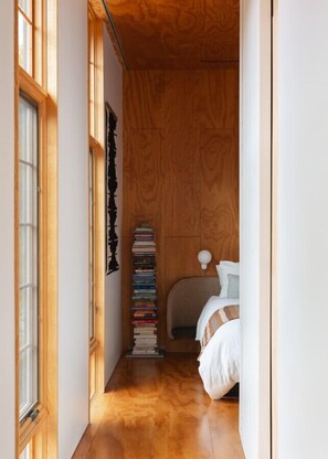 2 chambres, bureau, fer et planche Ă repasser, lit parapluie