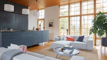 Una Smart TV, libros, un reproductor estéreo, una oficina