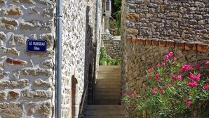 Un edificio de piedra con un letrero que dice "LE RUISSEAU Gites".
