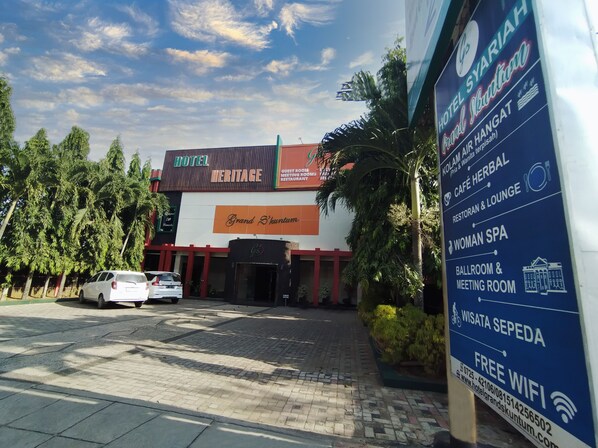 A hotel named 'Heritage' with a signboard advertising 'Grand S'kuntum' and amenities like a café, herbal restaurant, spa, and meeting room. - Hotel Syariah GS HERITAGE Kota Metro (Metro)