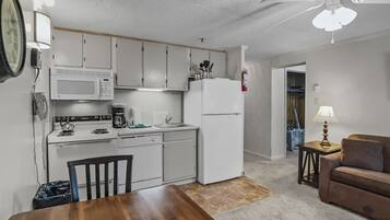 Køleskab, mikrobølgeovn, ovn, kogeplade