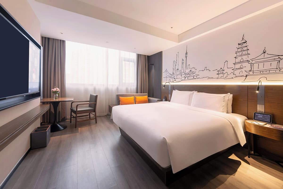 Kamar Double Mewah, 1 Tempat Tidur King | Brankas, meja kerja, tirai kedap cahaya, dan kedap suara
